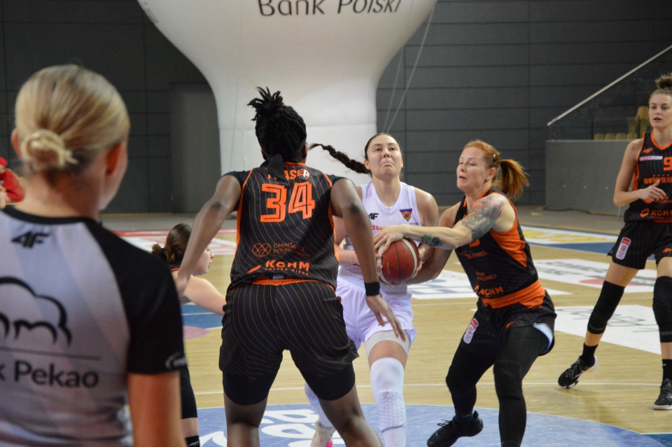 Basket 25 nie był w stanie skutecznie rywalizować z polkowiczankami/fot.: Patryk Głowacki