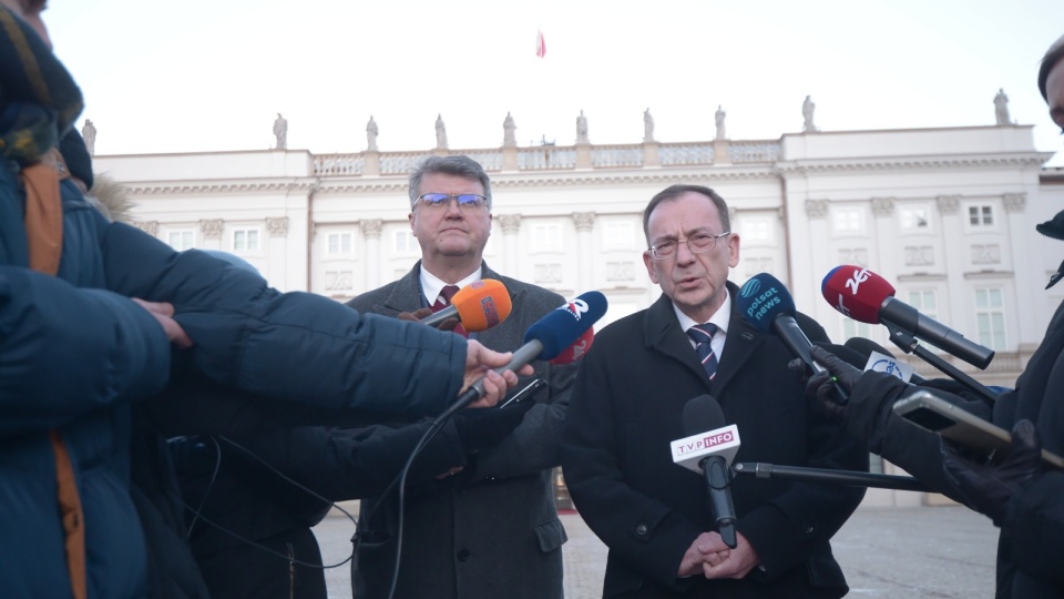 Były szef CBA i były minister spraw wewnętrznych Mariusz Kamiński (z prawej) oraz jego były zastępca Maciej Wąsik (z lewej) przed Pałacem Przezydenckim w Warszawie/fot. Marcin Obara/PAP