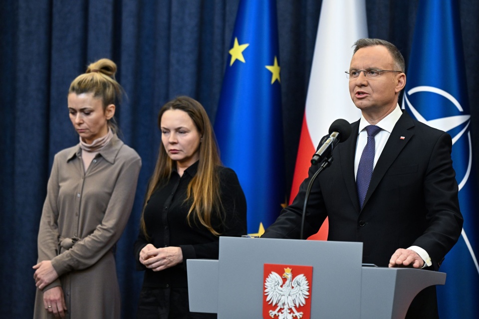 Prezydent Andrzej Duda wraz z żonami Mariusza Kamińskiego i Macieja Wąsika/fot. zrzut ekranu