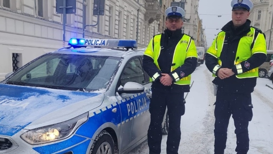 Kierowca ciężarówki dostał zawału serca. Na szczęście w pobliżu byli policjanci/fot. KPP Rypin