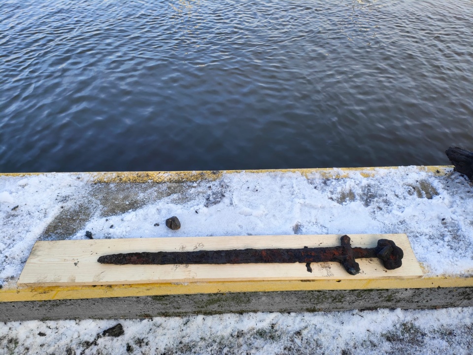 Wyjątkowe znalezisko w postaci historycznego miecza odkryto podczas prac przy basenie przystani kajakarskiej/fot: Facebook, Ośrodek Sportu i Rekreacji Włocławek
