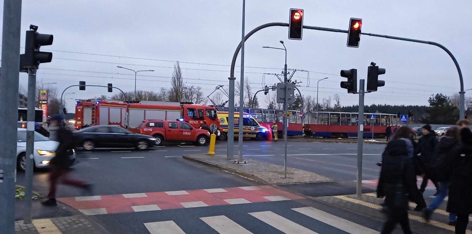 Poszkodowaną nastolatkę w ciężkim stanie przetransportowano do szpitala. Ruch tramwajowy na wysokości Politechniki Bydgoskiej był wstrzymany. Niestety wieczorem pojawiła się informacja, że 14-latki nie udało się uratować/fot: Facebook, Bydgoszcz 998