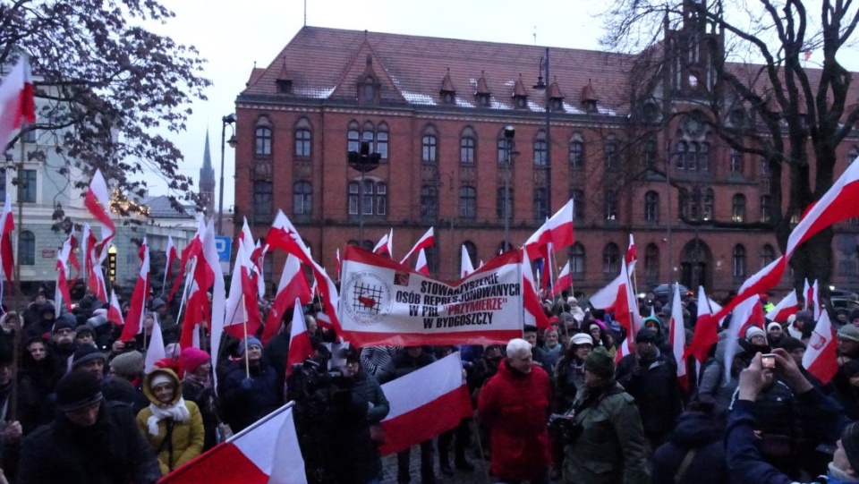 Protest środowisk prawicowych przed Urzędem Wojewódzkim w Bydgoszczy/fot. Tatiana Adonis
