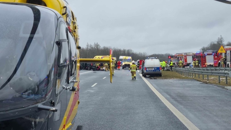 Kierowca opla poniósł śmierć na miejscu, pięć osób z busa trafiło do szpitala/fot. Bydgoszcz 998