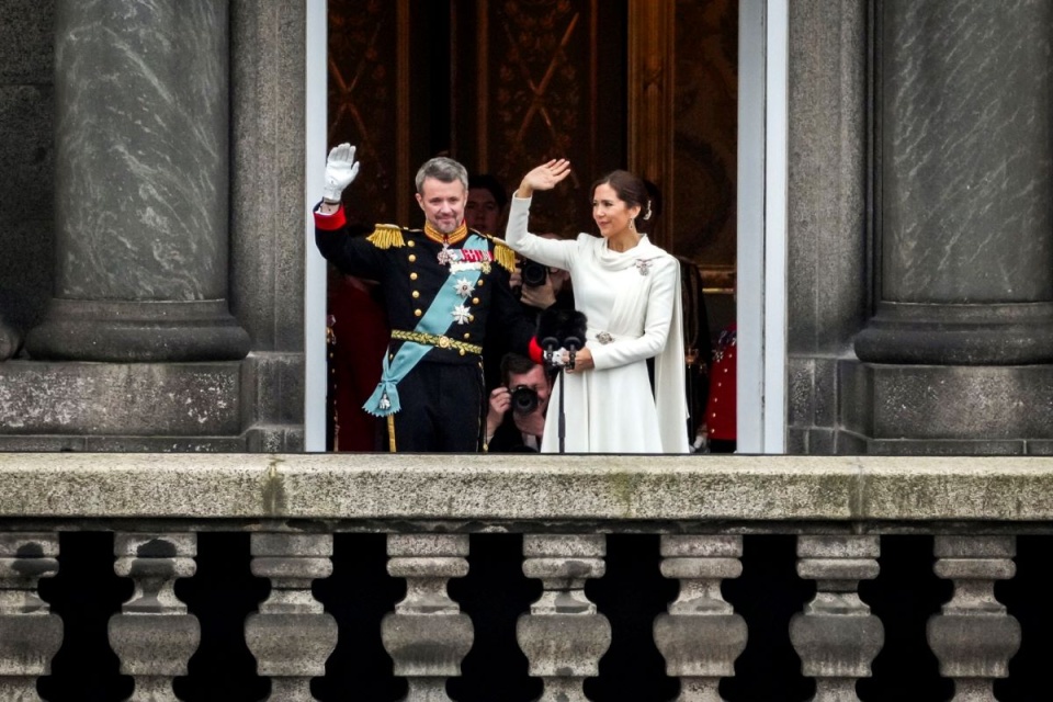 Na balkonie jako pierwszy pojawił się wyraźnie wzruszony Fryderyk X. Królową została - pochodząca z Australii księżna Maria (Mary)/fot. PAP/EPA/IDA MARIE ODGAARD