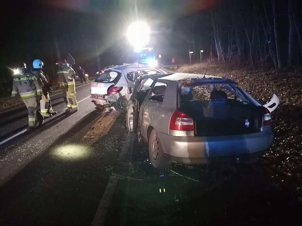 Jedna osoba zginęła, a trzy zostały ranne w wypadku, do którego doszło około godz. 16.30 w miejscowości Zarośle/fot. Polskie Służby, Facebook