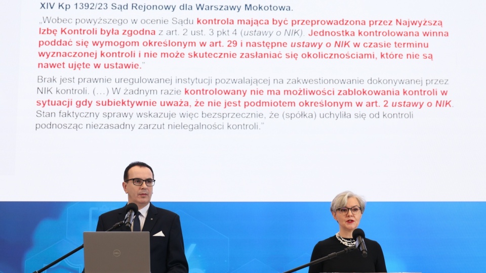 P.o. wicedyrektor Departamentu Gospodarki, Skarbu Państwa i Prywatyzacji NIK Edyta Kosiarz oraz p.o. dyrektor Delegatury NIK we Wrocławiu Marcin Kaliński podczas konferencji prasowej w siedzibie Najwyższej Izby Kontroli w Warszawie, 16 bm. Konferencja dot. wyników kontroli „Wybrane wydatki spółek z udziałem Skarbu Państwa i fundacji tworzonych przez te spółki oraz gospodarka finansowa i realizacja celów statutowych fundacji tworzonych przez te spółkii”/fot. Leszek Szymański/PAP