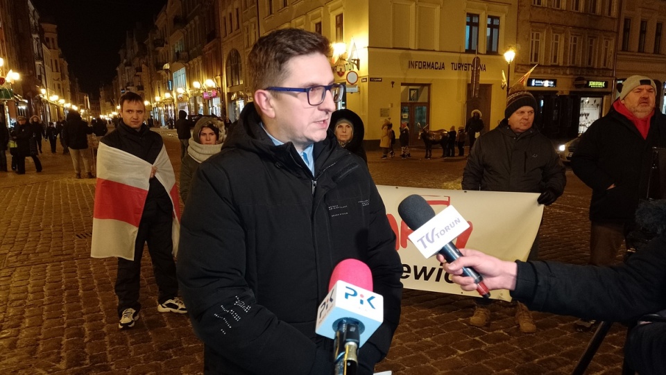 - Każdy wie, że żadnego zagrożenia nie stanowię. Wielokrotnie organizowałem również lokalnie manifestacje chociażby solidarności z Białorusią w 2020 roku – mówi Paweł Juszkiewicz/fot. Michał Zaręba