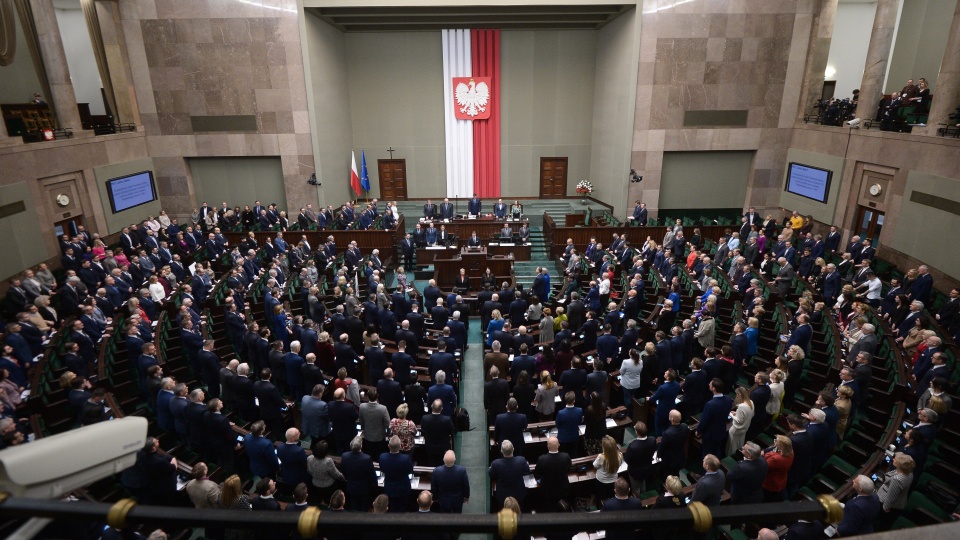 Posłowie uchwalili ustawę budżetową na 2024 rok. Zawarto w niej m.in. podwyżki dla nauczycieli i mundurowych/fot: PAP, Marcin Obara