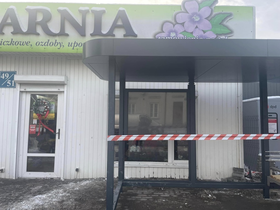 Wiata zasłoniła witrynę kwiaciarni. Widok z 17 stycznia/fot. Kwiaciarnia Barbara Kaźmierczak, Facebook