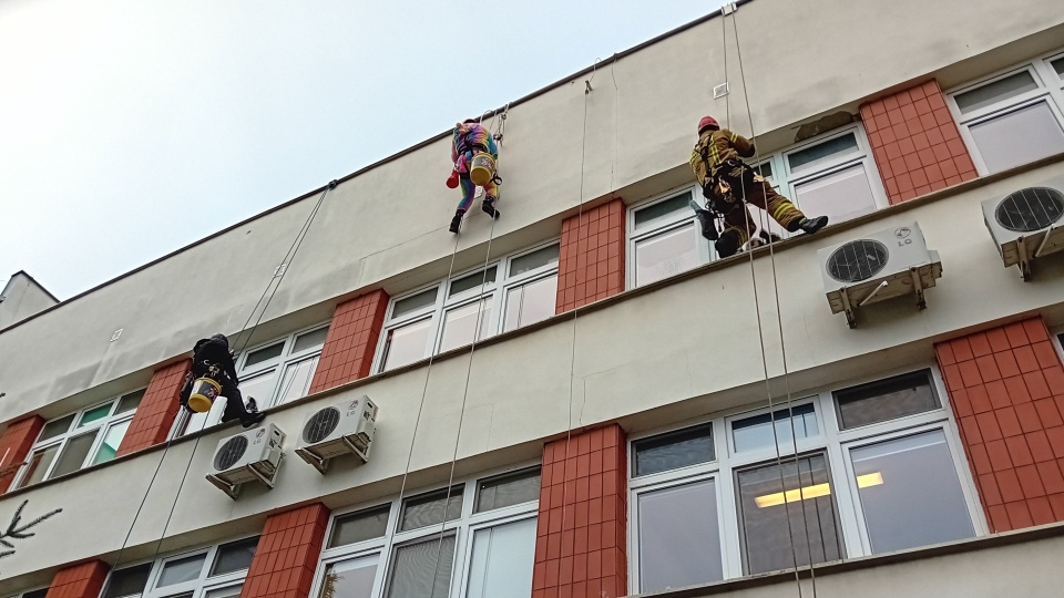 Strażacy wraz z pozostałymi służbami włączyli się w akcję Alpinistów dla WOŚP i umyli okna grudziądzkiego szpitala, zjeżdżając na linach. Ku uciesze małych pacjentów/fot: Marcin Doliński