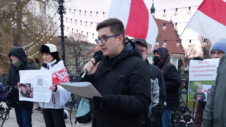 Кільканадцять людей – поляків і білорусів – у Бидгощі демонстрували солідарність з Павлом Юшкевичем/фото: Ельжбета Рупневська, Архів