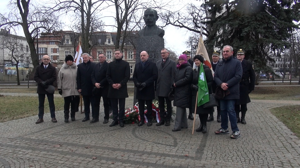 150 lat temu urodził się Wincenty Witos. Złożenie kwiatów pod pomnikiem Witosa w Bydgoszczy/fot. jw
