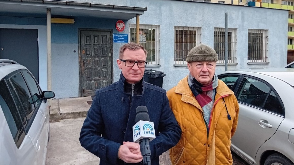 Konferencja radnych Lewicy przed posterunkiem policji/fot. Marcin Doliński