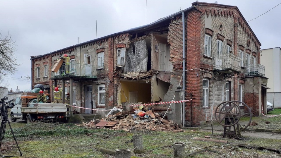 Strażacy wraz z władzami miasta pomagają rodzinom z Aleksandrowa Kujawskiego, które ucierpiały w wyniku zawalenia się ściany budynku/fot: Marta Kocoń