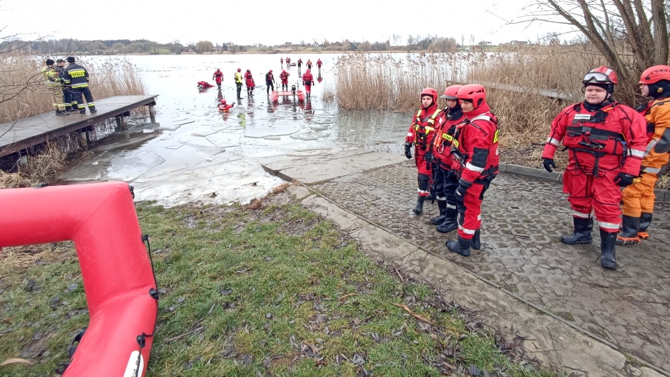Kilkudniowe szkolenie dla strażaków z ratownictwa lodowego odbywa się na jeziorze Chełmżyńskim/fot: Monika Kaczyńska