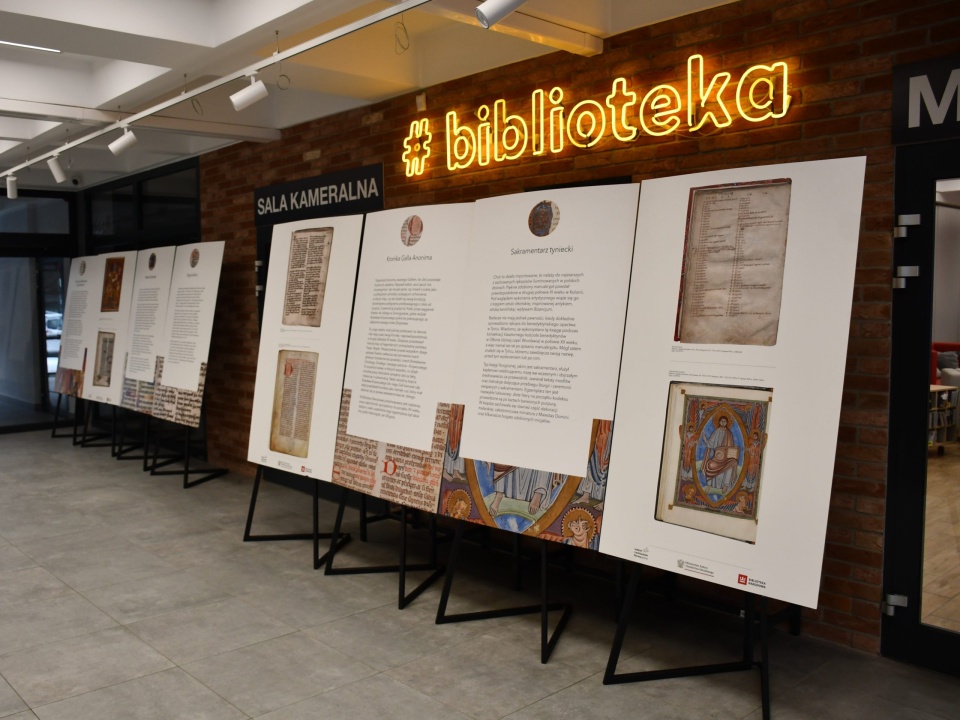 Wystawa skarbów rękopiśmiennych znalazła swoje miejsce w holu Biblioteki Miejskiej we Włocławku/fot: biblioteka.wloclawek.pl