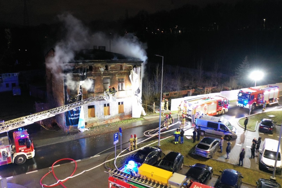 Bydgoscy strażacy gasili pożar pustostanu przy ul. Ustronie, tuż przy rondzie Bernardyńskim/fot: Facebook, Bydgoszcz 998