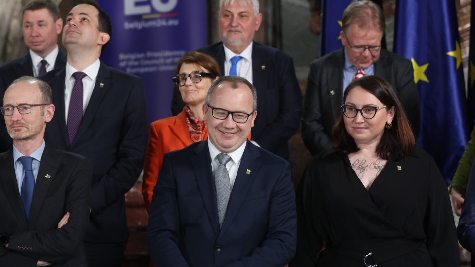 Polski minister sprawiedliwości Adam Bodnar (w środku) podczas wspólnego zdjęcia nieformalnej europejskiej rady ministrów sprawiedliwości w Brukseli. Minister UE omawiał trzy priorytetowe tematy: europejska reakcja sądów na przestępczość zorganizowaną związaną z narkotykami, ochrona osób świadczących usługi seksualne oraz detencja na małą skalę jako forma pozbawienia wolności mająca na celu reintegrację i resocjalizację zatrzymanych/fot. PAP/EPA/OLIVIER HOSLET