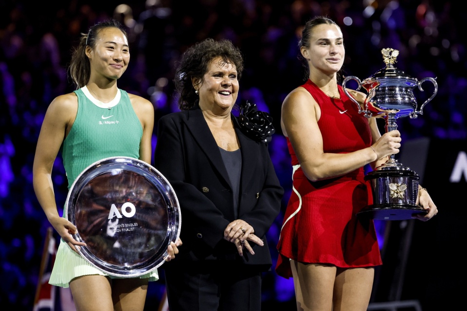 Aryna Sabalenka (z prawej) ponownie okazała się najlepsza w Melbourne/fot. Marst Irham, PAP/EPA