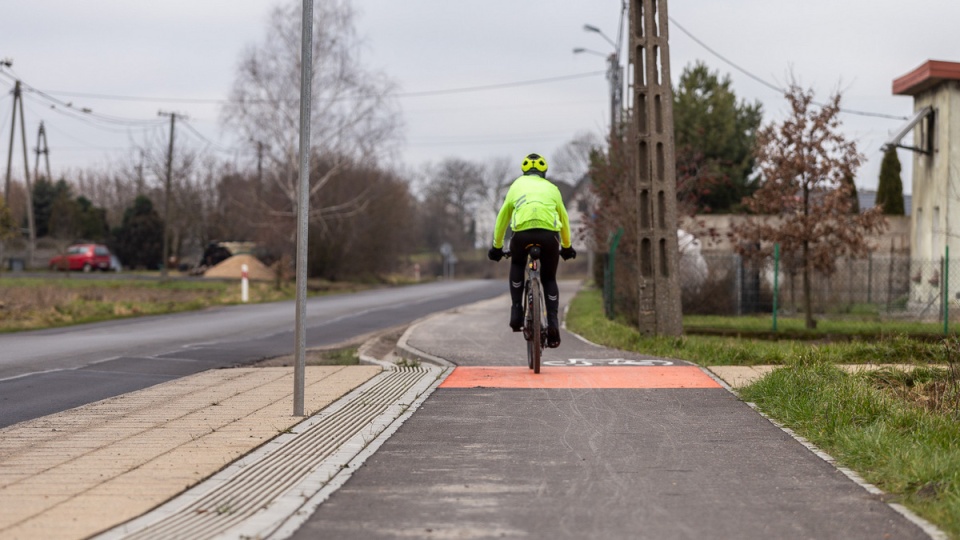 Nowa asfaltowa droga rowerowa powstała m.in. wzdłuż drogi wojewódzkiej nr 551 na odcinku z Nawry do Kończewic/fot. Szymon Zdziebło dla UM