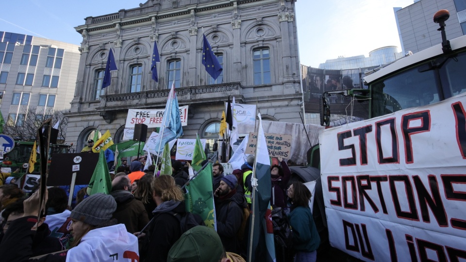 Rolnicy protestujący przed Parlamentem Europejskim/fot. Olivier Matthys, PAP/EPA
