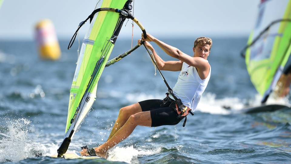 Paweł Tarnowski podczas windsurfingowych mistrzostw Europy na wodach zatoki Gdańskiej. Polak wywalczył na Lanzarote srebrny medal żeglarskich mistrzostw świata w windsurfingowej olimpijskiej klasie iQFoil/fot: PAP, Marcin Gadomski