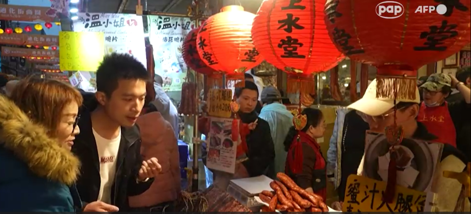 Mieszkańcy przygotowują się do obchodów Chińskiego Nowego Roku/screen z wideo PAP/AFP