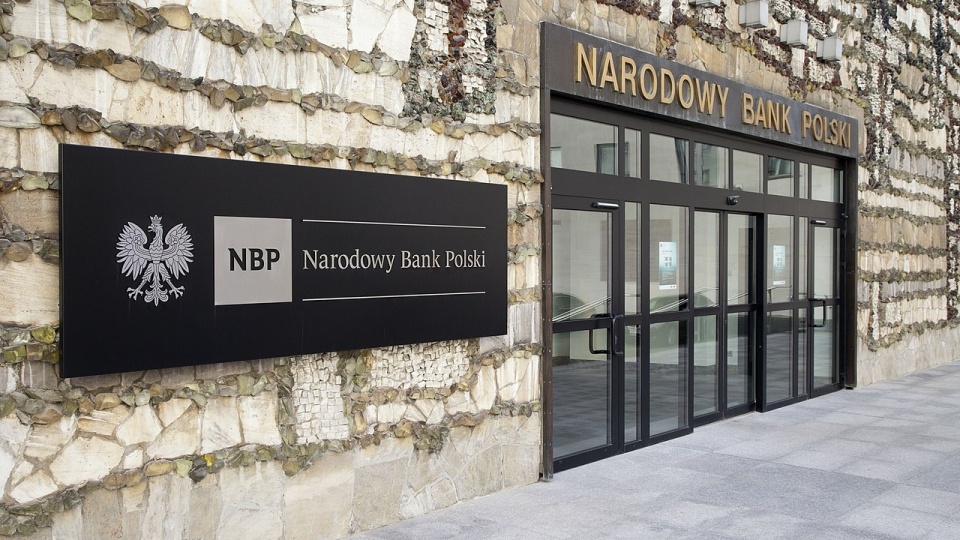 Wejście główne do siedziby Narodowego Banku Polskiego/fot. Andrzej Barabasz (Chepry) - Praca własna CC BY-SA 3.0