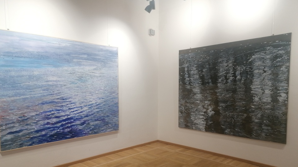 „Woda, woda" – tak zatytułowana wystawa prac malarskich Joanny Trzcińskiej to nowa propozycja Galerii Teatru Muzycznego w Toruniu/fot. Iwona Muszytowska-Rzeszotek