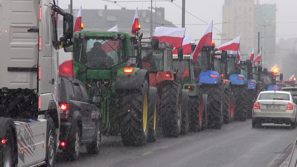 Rolnicy blokujący dojazd do ronda Jagiellonów w Bydgoszczy (jw)