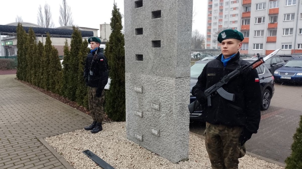 Uroczystość pod pomnikiem na terenie VI Liceum Ogólnokształcącym w Toruniu/fot. Michał Zaręba