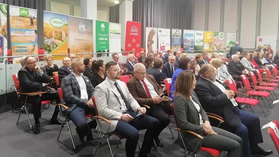 W kategorii produkcji roślinnej nagrodzono m.in. Katarzynę i Marka Bergmanów (po lewej stronie w jasnej marynarce) właścicieli gospodarstwa, w którym uprawia się głównie kukurydzę i buraki/fot. Monika Siwak