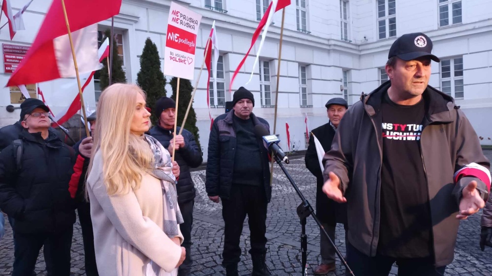 W sobotę kilkadziesiąt osób uczestniczyło przed Urzędem Wojewódzkim w „Manifestacji Wolnych Polaków"/fot. Monika Siwak