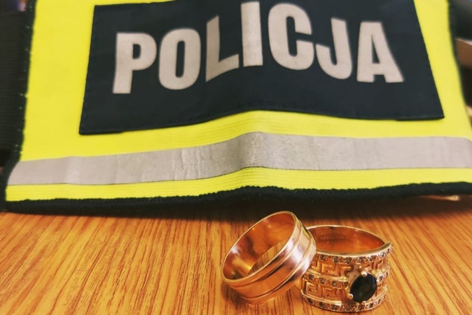 Skradzione pierścionki wróciły do właścicielki/fot. materiały policji
