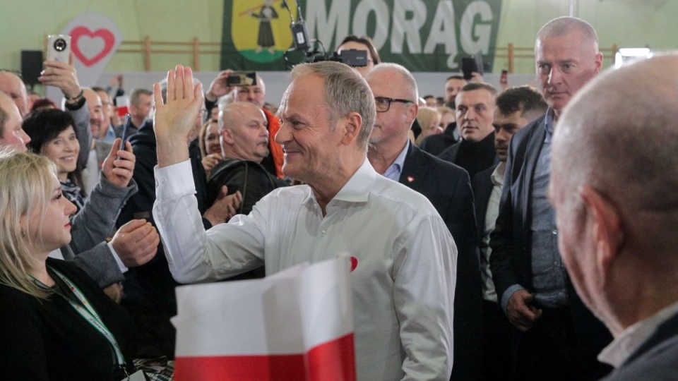 Premier Donald Tusk podczas otwartego spotkania z mieszkańcami w hali przy Szkole Podstawowej nr 1 w Morągu/fot. Tomasz Waszczuk, PAP