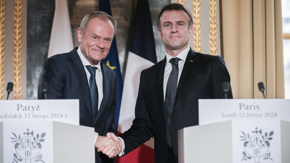 Premier Donald Tusk i prezydent Francji Emmanuel Macron podczas konferencji prasowej po spotkaniu w Pałacu Elizejskim w Paryżu. Premier Tusk uda się następnie do Berlina na spotkanie z kanclerzem Niemiec Olafem Scholzem/fot. Marcin Obara/PAP