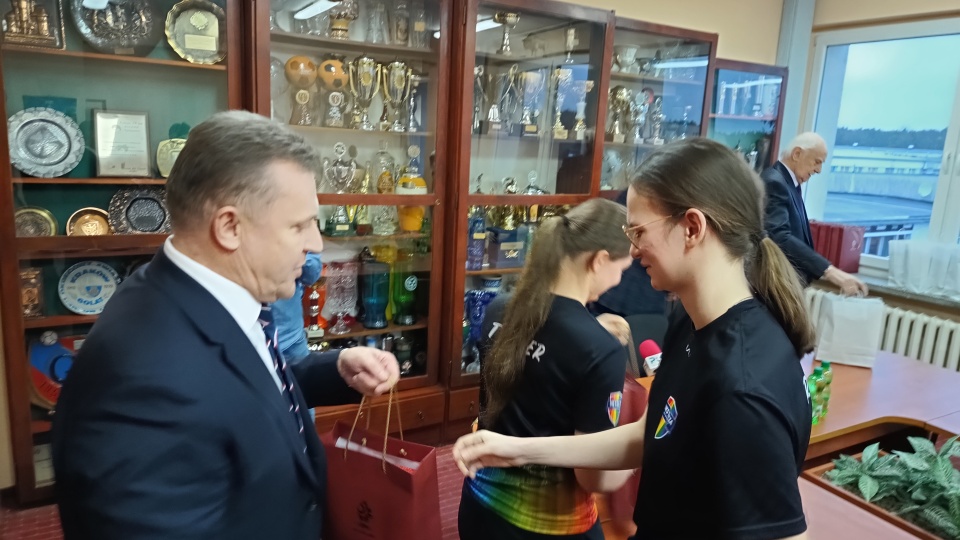Prezes PZPN Cezary Kulesza osobiście pogratulował piłkarkom Tęczy Bydgoszcz mistrzostwa Polski do lat 17/fot: Maciej Wilkowski