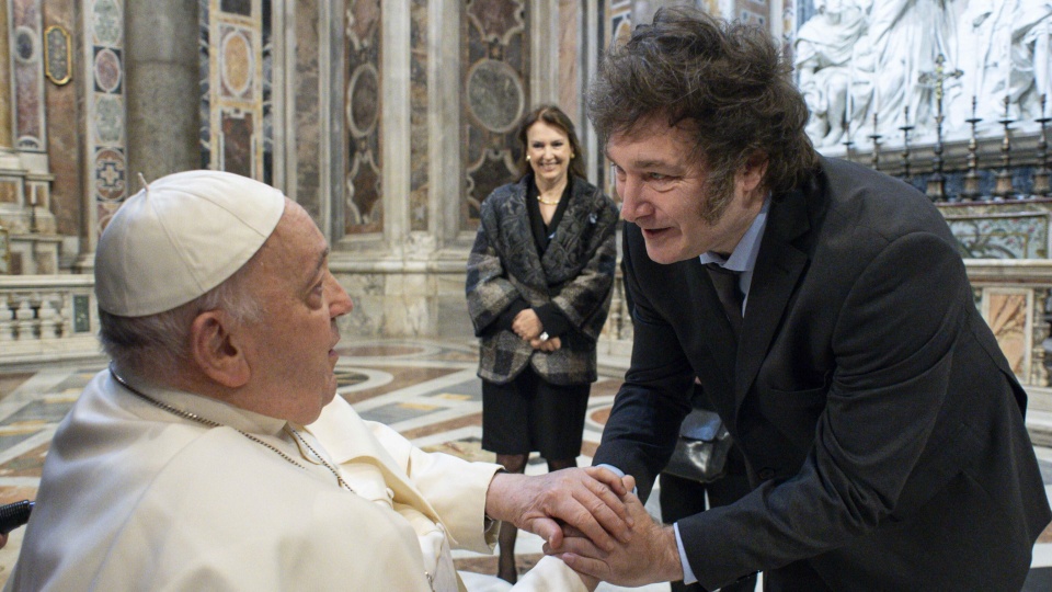 Papież Franciszek przyjął w poniedziałek na audiencji prezydenta Argentyny Javiera Milieia. Trwająca godzinę prywatna rozmowa papieża i prezydenta w bibliotece Pałacu Apostolskiego to wyjątkowo długo/fot: PAP, VATICAN MEDIA HANDOUT