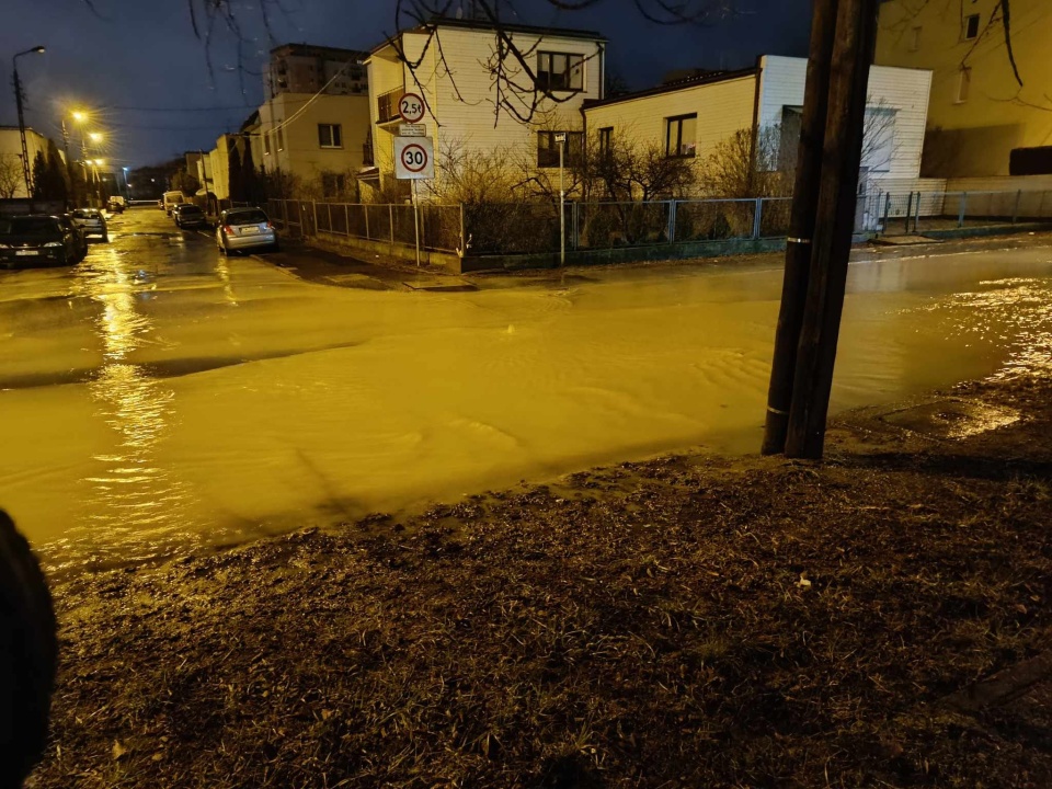 Do poważnej awarii wodociągowej doszło we wtorek rano na ul. Gajowej w Bydgoszczy/fot. Bydgoszcz 998, nadesłane