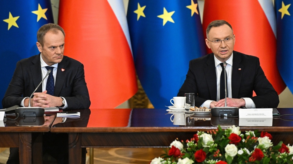 Prezydent Andrzej Duda i premier Donald Tusk na posiedzeniu Rady Gabinetowej w Pałacu Prezydenckim w Warszawie/fot. Radek Pietruszka/PAP