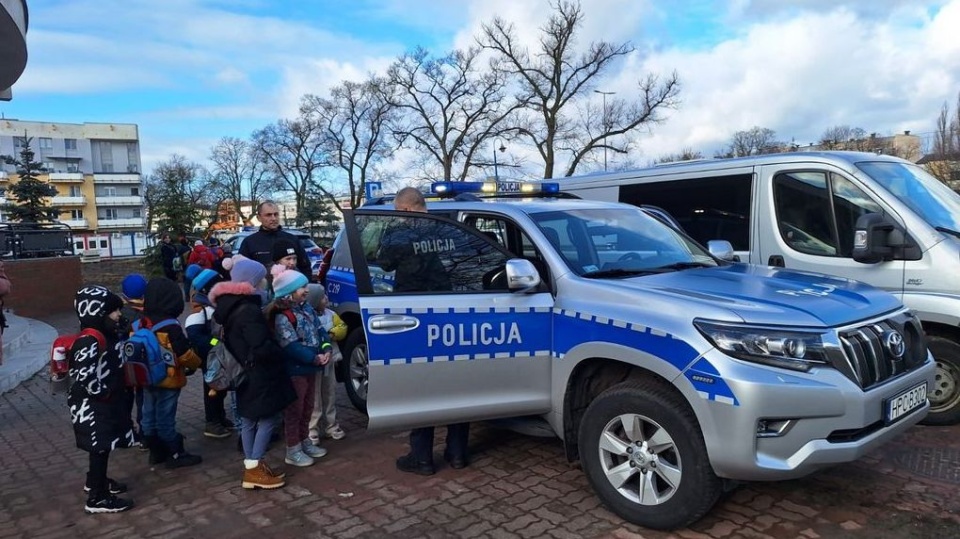 Dzieci uczęszczające na półkolonie organizowane przez Dom Kultury Orion w Bydgoszczy odwiedziły komisariat policji na Szwederowie/fot. materiały policji