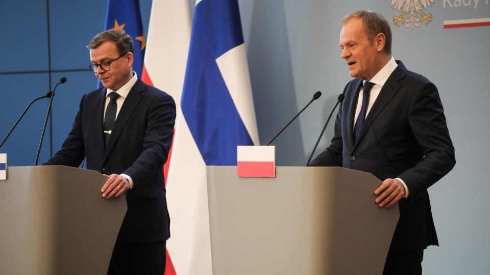 Premier Donald Tusk (z prawej) oraz premier Republiki Finlandii Petteri Orpo (z lewej) podczas konferencji prasowej po spotkaniu w Kancelarii Prezesa Rady Ministrów w Warszawie, 16 bm. (jm) PAP/Albert Zawada