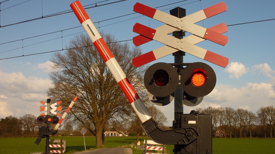 Kierowcy nadal nie potrafią zachować cierpliwości na przejazdach kolejowych. Do kolejnej niebezpiecznej sytuacji doszło w okolicach Mogilna/fot: zdjęcie ilustracyjne, Pixabay