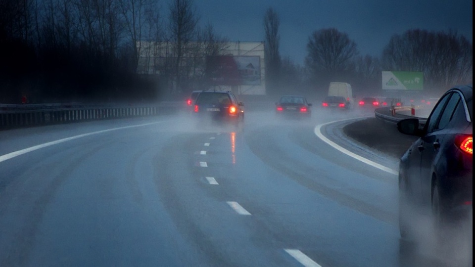 We wszystkich powiatach Kujawsko-Pomorskiego prognozuje się zamarzanie mokrej nawierzchni dróg i chodników po opadach słabego deszczu/fot. ilustracyjna, Pixabay