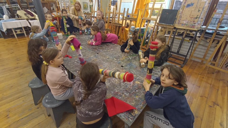 Dzieci, które wzięły udział w warsztatach w toruńskim MDK, własnoręcznie wykonywały instrumenty z kartonowych rur i ryżu/fot: Monika Kaczyńska