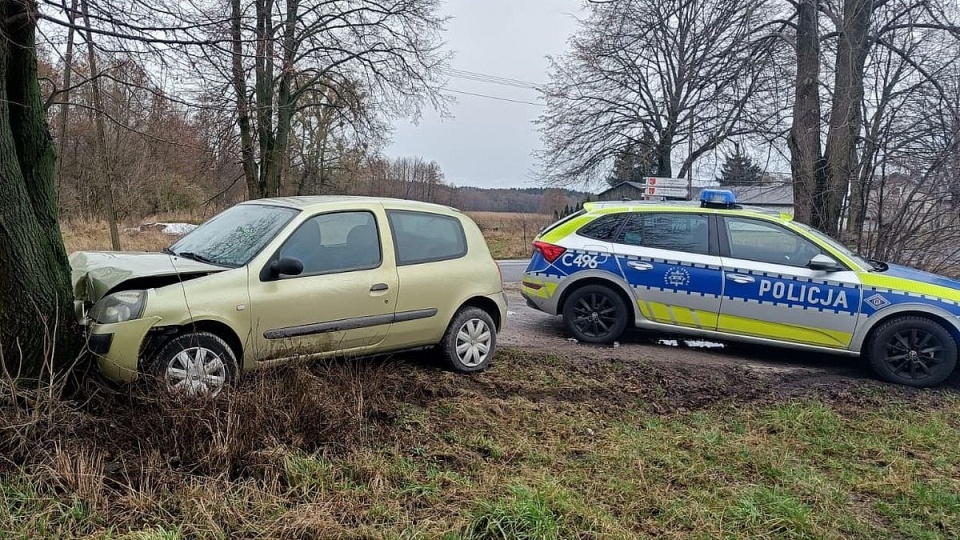 Mężczyzna uciekał przed policją przez pola i wpadł do stawu /fot. KPP Lipno