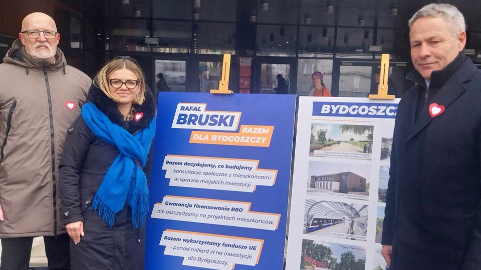 Prezydent Bydgoszczy, Rafał Bruski ogłosił przed budynkiem Astoria swoje plany, które chciałby zrealizować podczas ewentualnej przyszłej kadencji samorządowej/fot: Jolanta Fischer