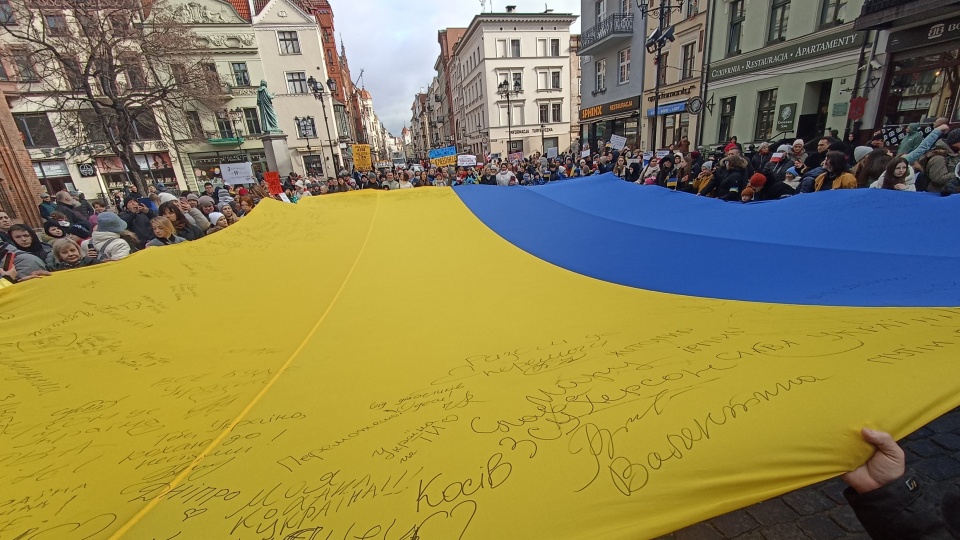 Torunianie spotkali się na Rynku Nowomiejskim, żeby wziąć udział w Maratonie Solidarności z narodem ukraińskim/fot: Monika Kaczyńska
