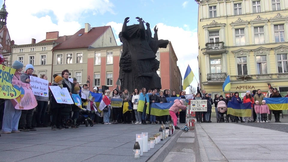 W ciszy Ukraińcy manifestowali na Starym Rynku w Bydgoszczy (jw)